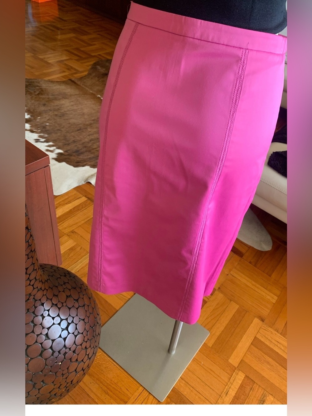 NWT  vintage BCBG Maxazria lined pencil skirt . 60%cotton, Size 4.   2 Pockets